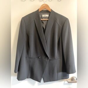 Tahari black suite jacket. Excellent condition. Size 18W.